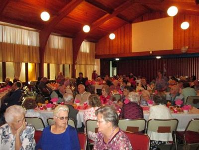 Senior burgers geniet Burgemeesterstee